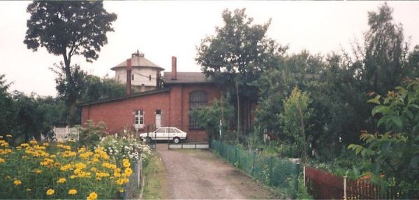 Grodzisk Wielkopolski-ul. Kolejowa, widok parowozowni od strony kolejowych ogródków działkowych.