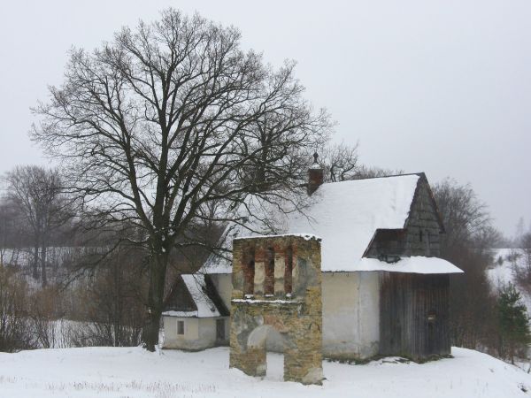 Cerkiew greckokatolicka pw. św. Mikołaja z 1864r. - opuszczona. Obok parawanowa dzwonnica z otworem bramnym - bez dzwonów.
