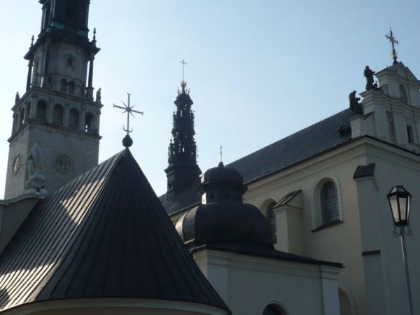 Widok na Bazylikę i wieże od strony Wieczernika.