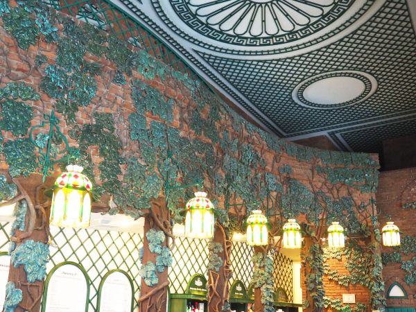 wystrój pijalni wód mineralnych - tam też organizowane są okresowe wystawy artystyczne : grafiki, malarstwa, rzeźby, szkła artystycznego, fotografiki i inne.