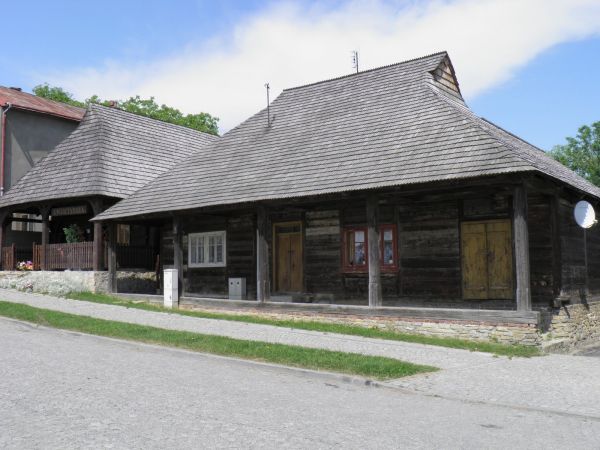 Drewniane domy z XIX wieku  w Rynku  w Pruchniku. Widok  unikatowy.