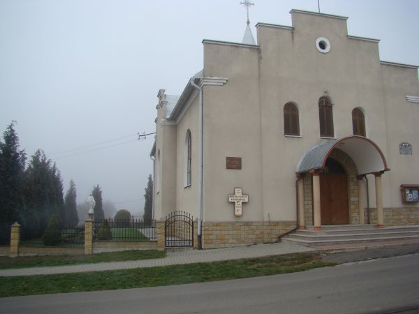 kościół filialny - budowę rozpoczęto w 1984 roku, zakończono w 1987r. Należy też wspomnieć, iż z tej miejscowości pochodził ks. Zdzisław Majcher - urodził się w