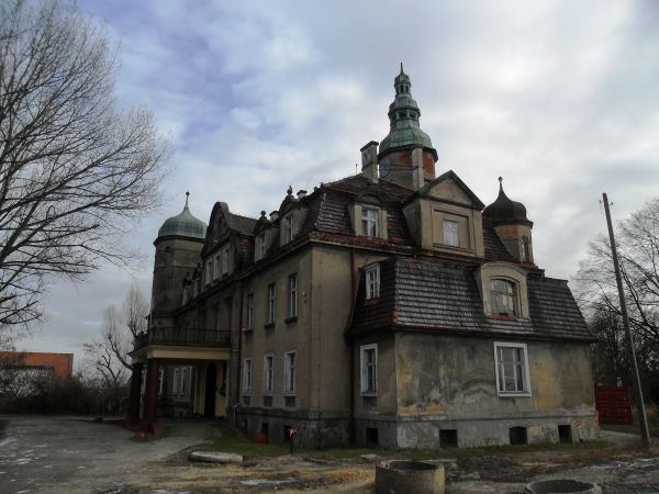 Pałacyk z XIX w - siedziba dawnych właścicieli cukrowni obecnie jest w nim przedszkole