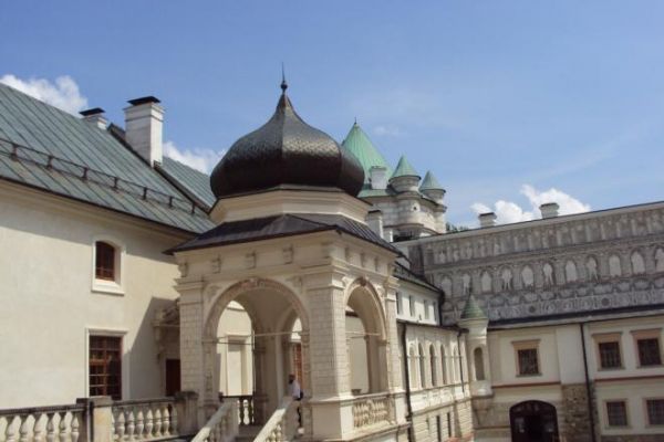 loggia nakryta stylową kopułą a dalej baszta królewska i dekoracje sgraffitowe.