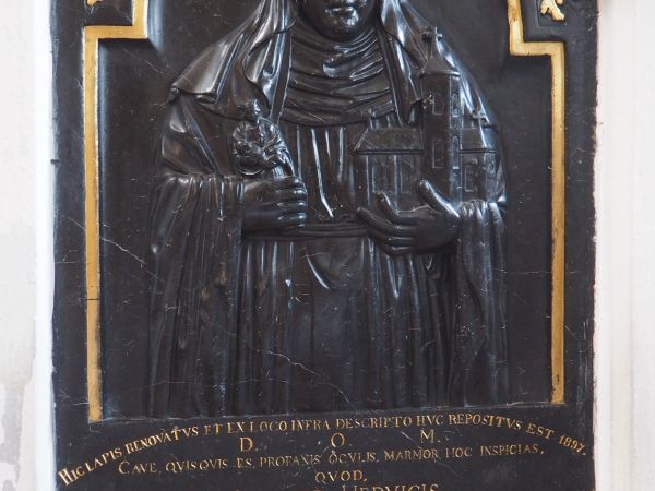 epitafium z wizerunkiem świętej księżnej Jadwigi Śląskiej - płyta na filarze po lewej patrząc od chóru na ołtarz, wtedy na środkowym filarze na zewnątrz - tj. w