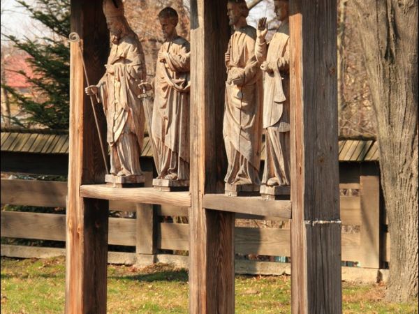 Drewniany kościół konstrukcji zrębowej pw. św. Sebastiana, wzniesiony w roku 1737. W roku 1980 był gruntownie odnawiany z całkowitą wymianą gontów. W  obrębie o