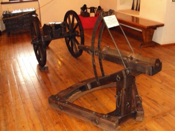 ekspozycja prezentuje oręż artyleryjską używaną podczas odparcia działań oblężniczych i szturmujących zamkowe mury.