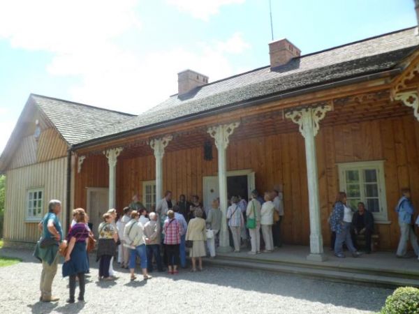 Dwór ze Święcan, w 1861 roku majster Socha go stawiał a w sanockim skansenie od 2009r., podziwiajmy detale słupa podtrzymującego ganek.