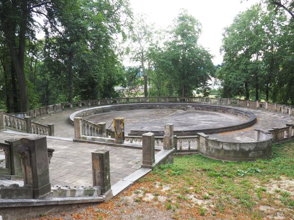 tarasowo położony park, piękny kilkudziesięciohektarowy, w stylu włoskim, przechodzący w park angielski - tu przed frontonem pałacowym, sugeruję uruchomić wyobr