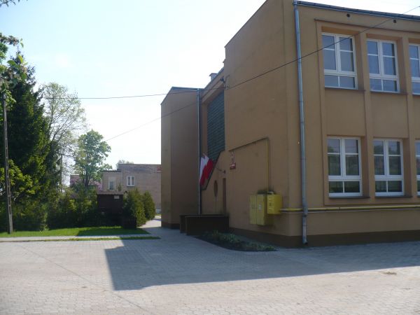 "ALMA MATER" Szkoła Podstawowa w Brzostkowie . mury te opuściło kilka pokoleń absolwentów wykształconych i wychowanych w duchu   kultury polskiej i uniwersalnej