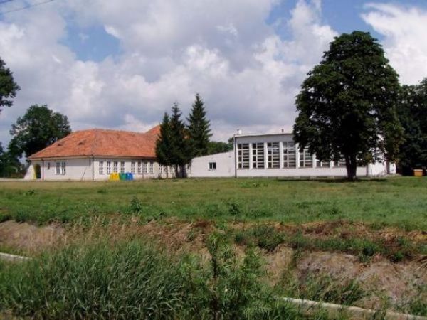 "wszystkie dzieci nasze są"- takiej treści hasło ma często zastosowanie, toteż i ta szkoła "nasza - wspólna" jest /w sercu i naturze/, na jej widok - nawet na k