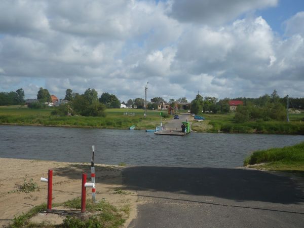 Pogorzelica usytuowana jest blisko Warty na zdjęciu przeprawa przez rzekę.