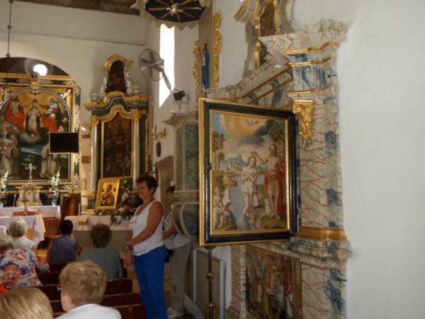 miejscowa pani przewodnik prezentuje nam ukrytą w starych murach tej świątyni  chrzcielnicę - n/z po prawej obraz przedstawiający Chrzest Pański - to za nim chr