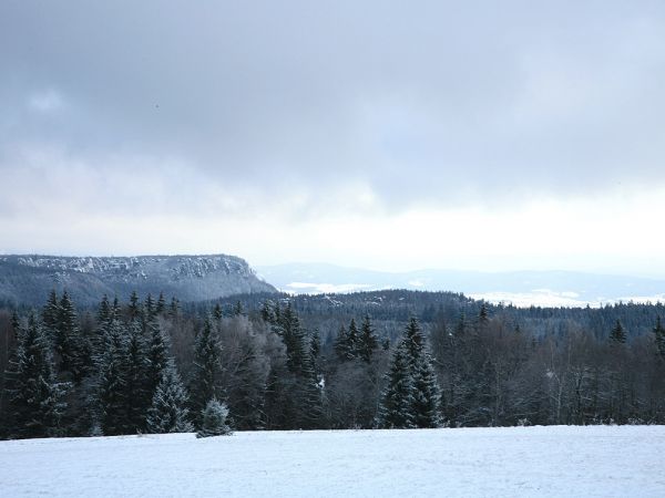 Zima w Pasterce w górach Stołowych. Malutka, malownicza wioska u samego podnóża Szczelińca Wielkiego jest unikalną już oazą ciszy i spokoju zadziwiając przy tym