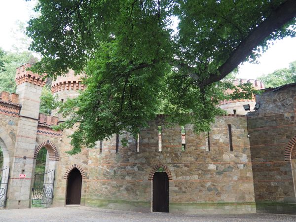 bramy do ogrodów - parku pałacowego, tu też baszta narożna, forteczna, z furtą, była niegdyś częścią kompleksu obronnego.