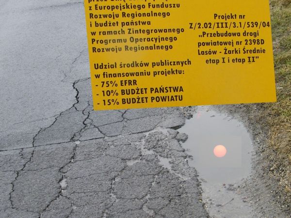 Odbudowali drogę chyba roku nie wytrzymała