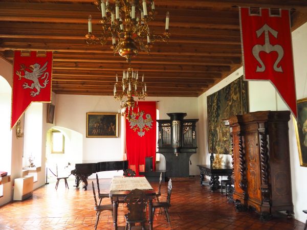 Sala Koncertowa - tam organizowane różne imprezy, np. koncerty, spektakle oraz śluby cywilne w staropolskiej oprawie. Komnata obszerna z pułapem ozdobnie belkow