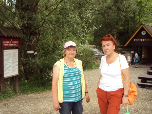 przed Rezerwatem Przyrody "Wąwóz Homole" - zaplecze biwakowe, plansze tematyczne - w obiekcie widocznej wiaty - plansz jest więcej, oznaczenia szlaków, wody pot