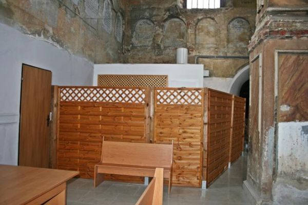 wydzielona - odrębna część wnętrza synagogi - tzw. strefa techniczna, tam urządzenia do wentylacji, nawietrzania i ogrzewania obiektu. Tu - w opisie - miejsce b