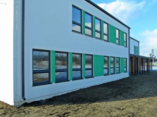 Nowy obiekt Zespołu Szkół Ponadgimnazjalnych w Czarnej Wodzie, wybudowany przez firmę STEICO (produkcja płyt pilśniowych), w miejsce innego obiektu zajętego prz