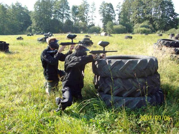 Paintball podczas integracyjnej imprezy firmowej w Krężnicy Jarej