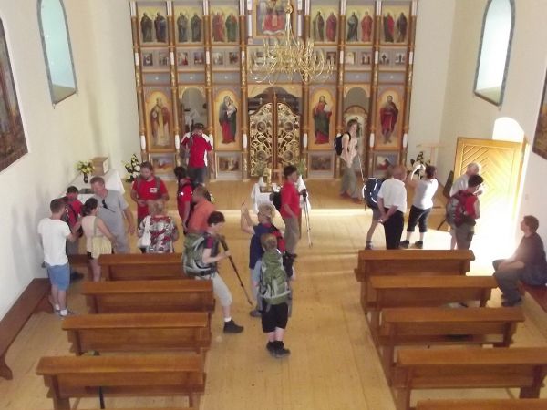 wnętrze cerkwi - z parapetu chóru na nawę i nastawę ołtarzową oraz ikonostas.