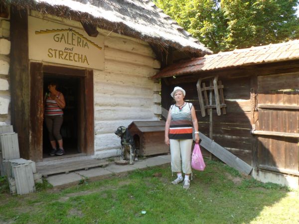 na podwórzu - podwórku pośród obiektów zabudowy gospodarskiej, tu był wjazd przez bramę - wrota.