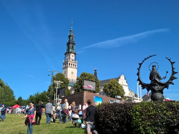 XXV Pielgrzymka Radia Maryja na Jasną Górę . "A my kochamy moherowe berety" - śpiewała Kapela znad Baryczy .