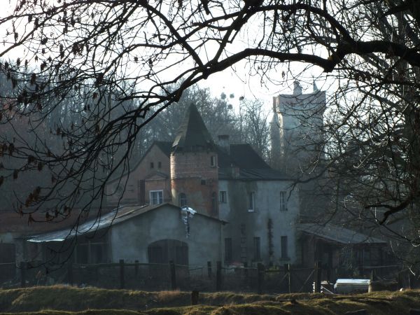 Pozostałości architektury majątku von Kramstów widoczna na 2 planie wieża to pozostałość po pałacu który został "rozebrany" po II WŚ