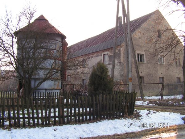 Skorzynice. Wieś. Widok na drugą bazę i zbiornik zbożowy.