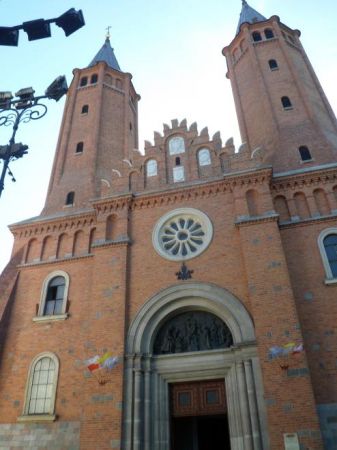 Katedra - kamienna bazylika romańska z transeptem i dwoma ceglanymi  wieżami.