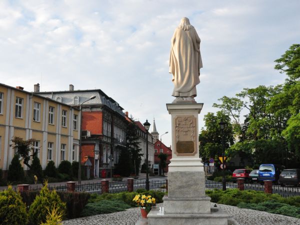 Wolsztyn, skrzyżowanie ul. 5 Stycznia i Dworcowej, figura Pana Jezusa ponownie w Wolsztynie, wybudowana ze składek społeczeństwa. Poprzednia zniszczona w czasie