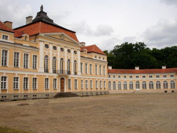 Rogalin - pałac Raczyńskich - 

http://rogalin.eu/Palac_w_Rogalinie.htm