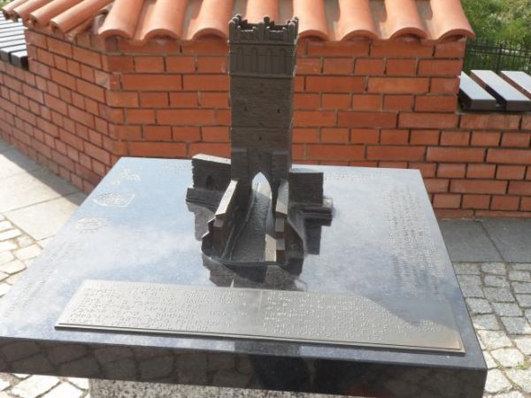 Brama Opatowska - w miniaturze - prezentowana na zamkowym dziedzińcu.