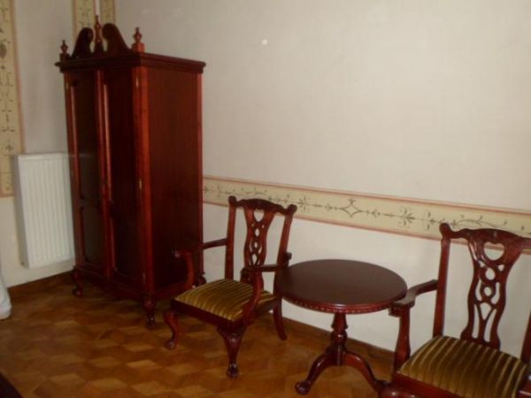 pokoik - toaletka - garderobianka  - przed wejściem do sypialni w pawilonie letnim.