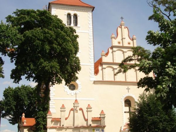 Kosciol parafialny p.w. sw. Stanislawa Biskupa, na szczescie zmienil rozowa szate na kremowa. Prezentuje sie teraz wspaniale.
http://www.janowiec.com/kosciol.h