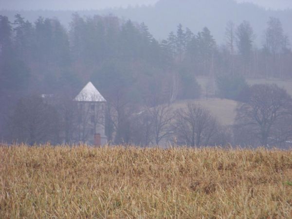 słabo widoczny szczyt kościoła pogoda była mgielna jeśli dobrze pamiętam