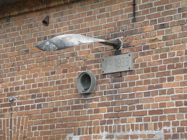 Osobliwa pamiątka po samolocie hitlerowskim który po uszkodzeniu przez polską artylerię przeciwlotniczą zmuszony był lądować awaryjnie w pobliżu Głuchowa Proszę