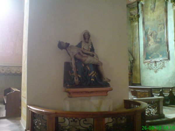 Figurka Jezusa umierającego na rękach Matki Boskiej znajdująca się w katedrze