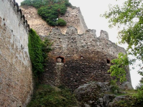 Zamek Chojnik (Jelenia Góra-Sobieszów) – zbudowany w 1364. W 1392 r. zamek otrzymuje od księżnej Agnieszki  (z piastowskiej linii świdnicko-jaworskiej) ry