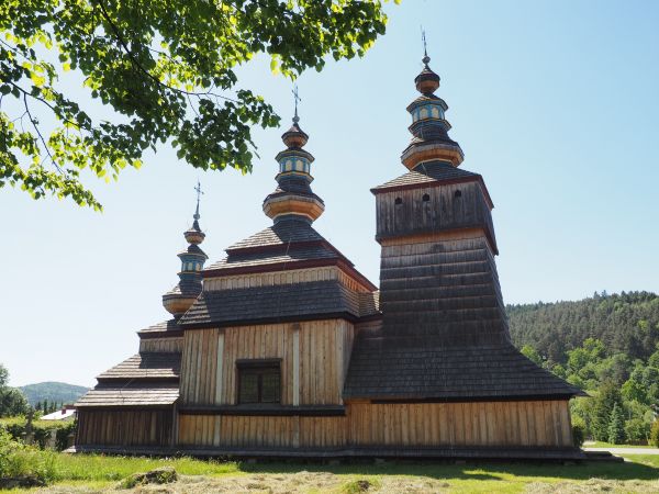 krempiańska świątynia wznosi się obok drogi do Polan, trójdzielna, drewniana, po remoncie - kryta gontem  /wcześniej była kryta blachą/, z daleka ponoć widać że