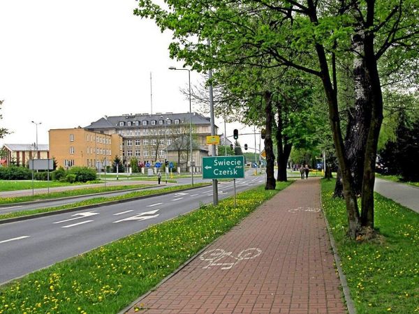 Ścieżka rowerowa w rejonie skrzyżowania Kościerskiej z Młodzieżową i Obrońców Chojnic