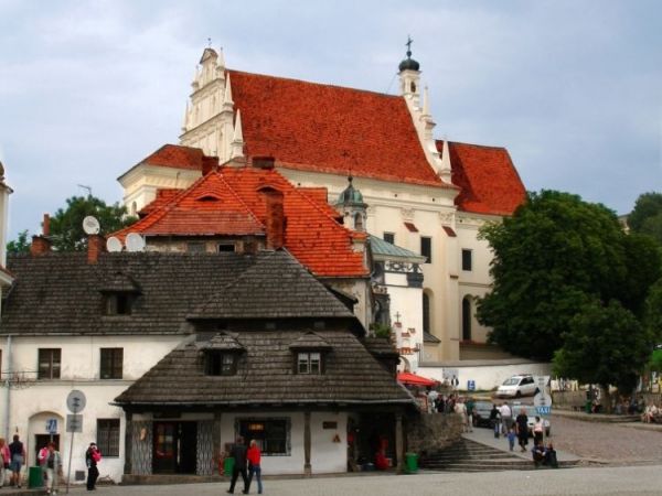 Rynek z widokiem na Kosciol Farny (1325-1328, odbudowany po pozarze miasta w latach 1586-1613.)