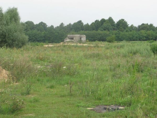 Widok od strony ścieżki prowadzącej w kierunku żwirowiska i schronu nr 4.