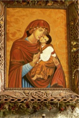 wnętrze - od 1 stycznia 2004 roku zdobi współczesna kopia ikony Matki Boskiej Łopieńskiej wykonana przez Jadwigę Denisiuk z Cisnej /pracownia blisko CPN-u/. Wie