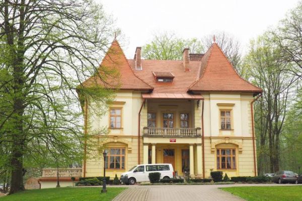 Dwór rodu Bukowskich - z 2-giej poł. XIXw. Obiekt po II wojnie św. został  upaństwowiony, później stał się siedzibą milicji obywatelskiej, Izby Porodowej i wiej