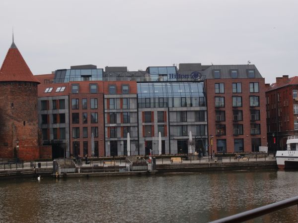 Hotel Hilton i Baszta "Łabędź" przy Motławie.