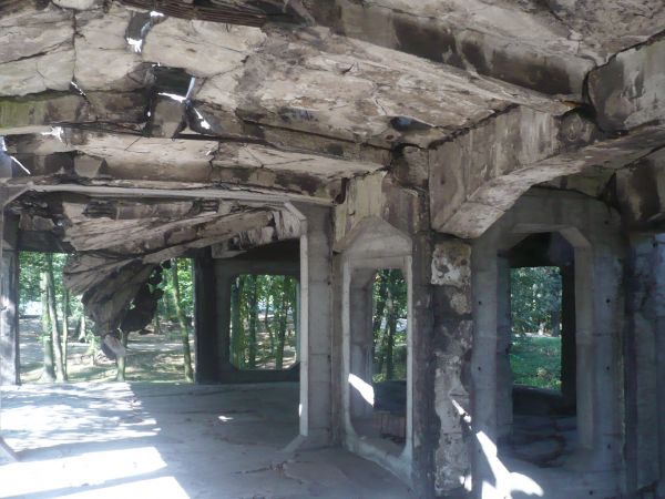 Ruiny koszarów na Westerplatte.