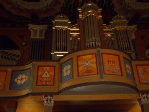 chór muzyczny wsparty na sześciu słupkach, z których dwa - widoczne n/z - z rzeźbionymi kapitelami, parapet chóru profilowany, w części środkowej wygięty półkol