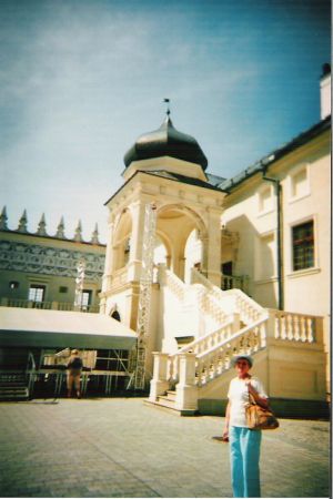 na zamkowym dziedzińcu - w części otoczony krużgankami z piękną loggią, zamek należał do Krasickich a następnie do Modrzewskich, Tarłów, Potockich, Ponińskich a